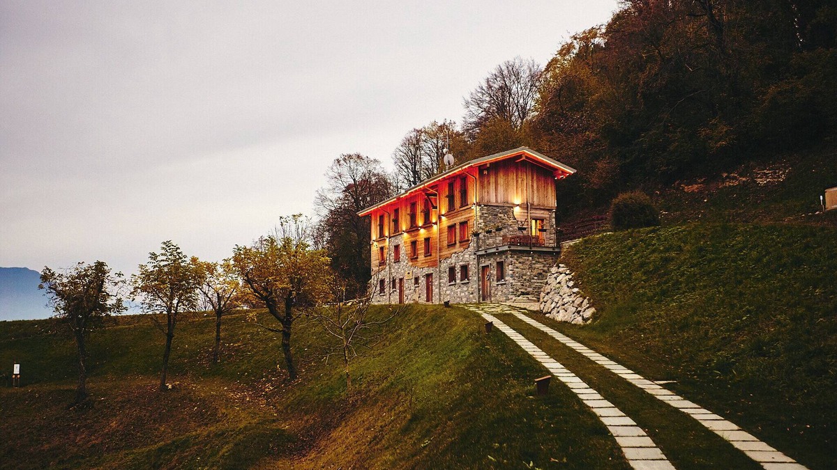 Civenna Ski Chalet | Luxury Chalet Apartment 'Bellagio Baita Treeb' with Lake View, Private Terrace and Wi-Fi
