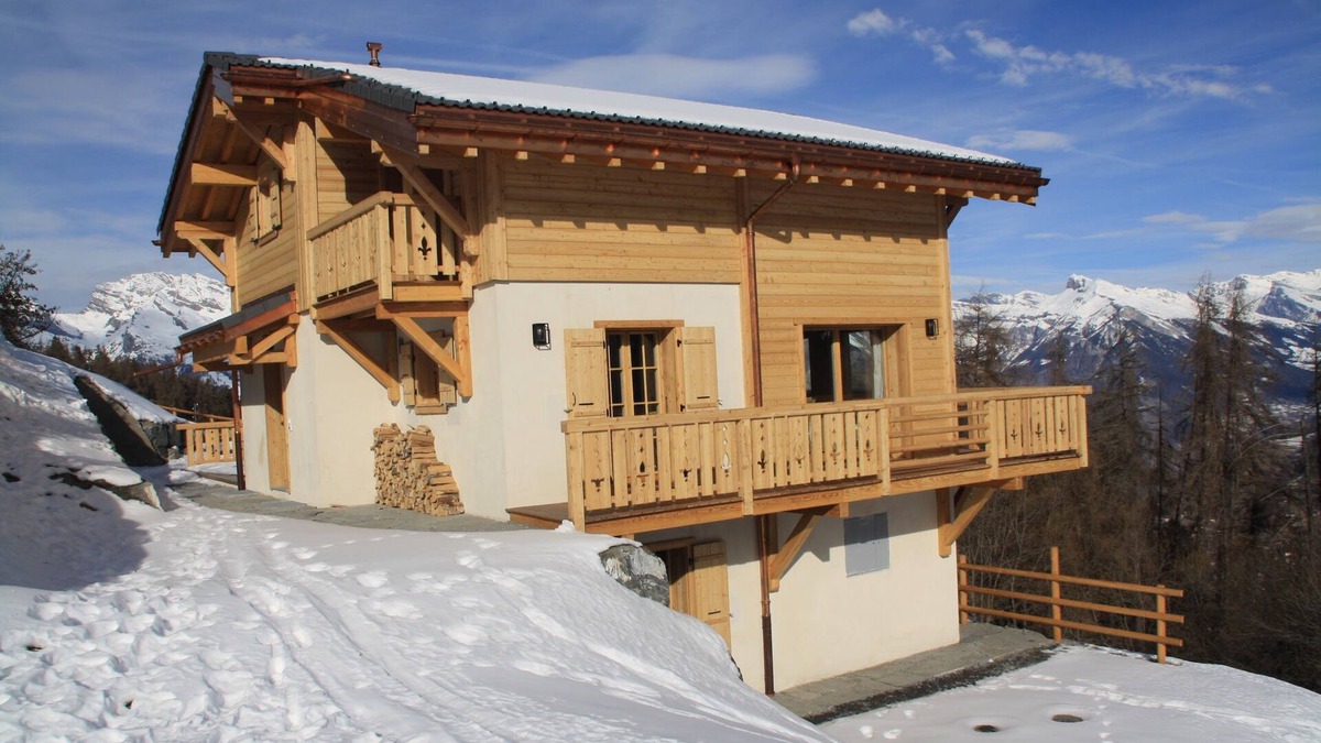 La Tzoumaz Ski Chalet | Luxury Chalet for 10 people away from the crowds