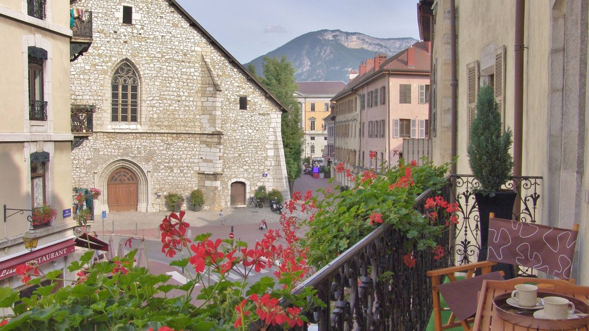 Annecy Old Town Apartment | Luxury charming apartment 4* with balcony in the Old Town of Annecy