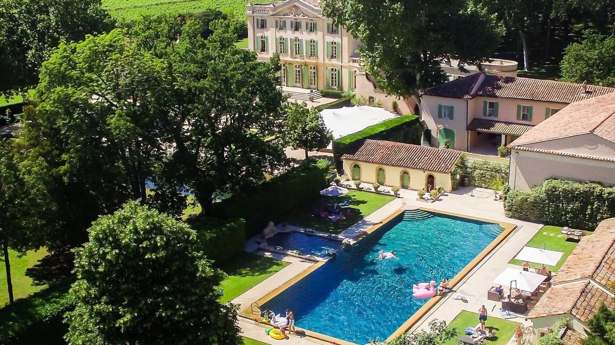 Sarrians Villa | Luxury chateau for rent in Provence
