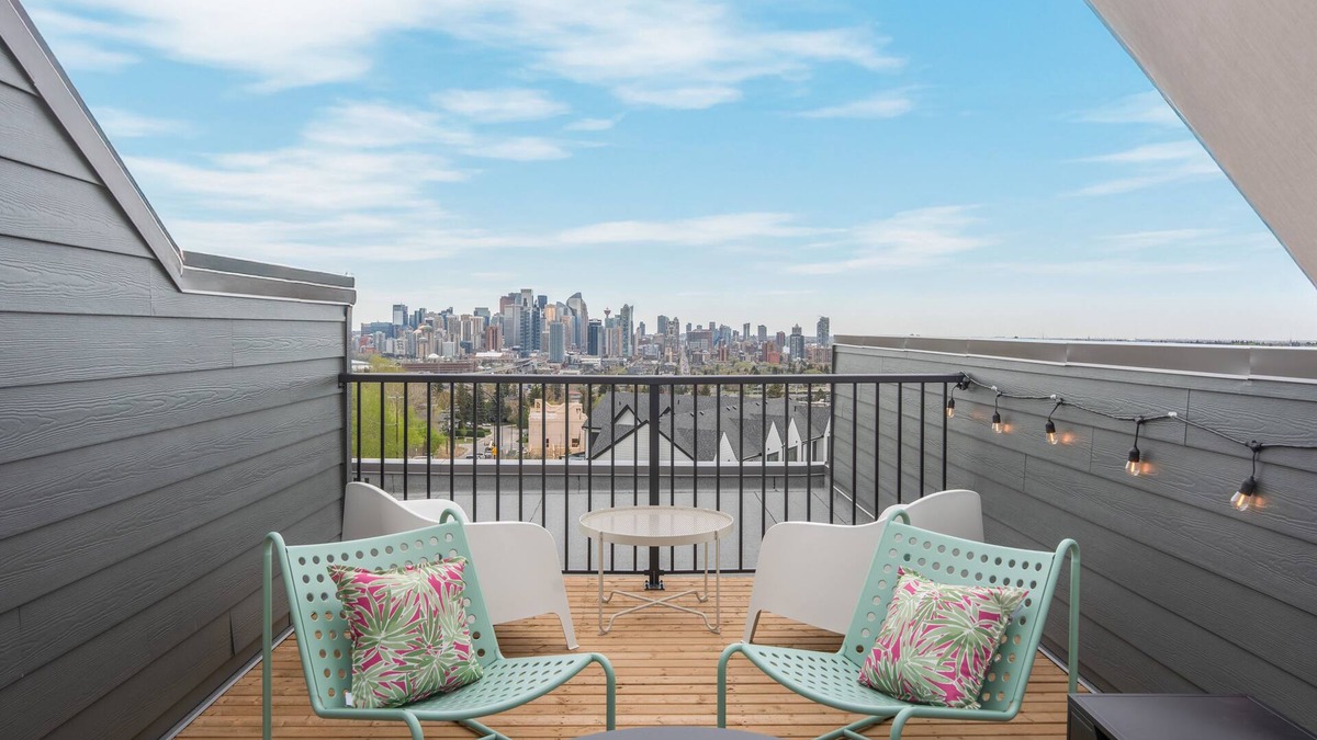 Shaganappi House | Luxury city skyline view new townhome right by golf course