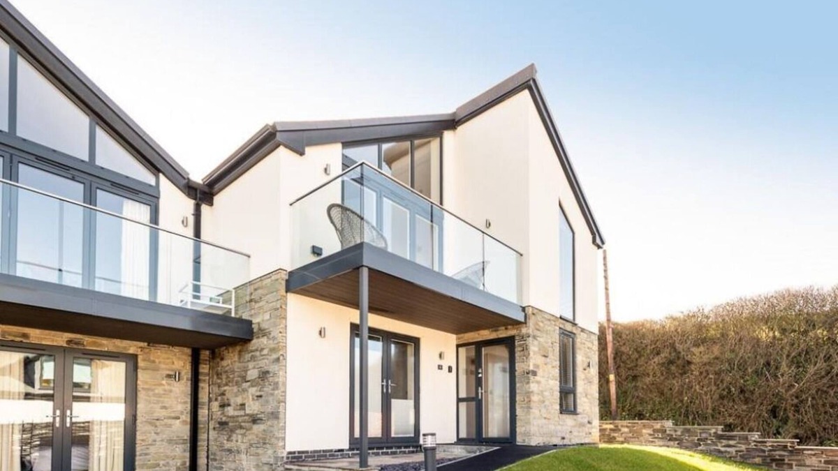 Mawgan Porth House | Luxury coastal house above stunning Mawgan Porth beach, 200m from the sand.
