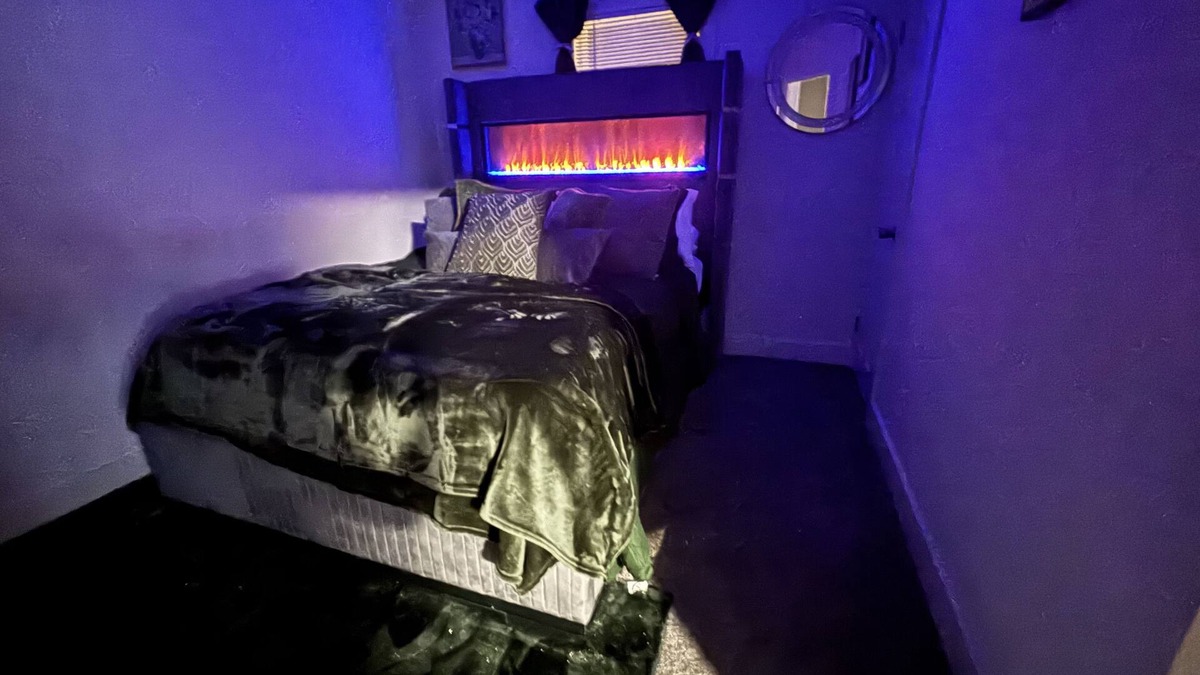 Jacksonville House | Luxury Comfort: King Size Bed , LED Massage Sofas , Cozy FirePit & Gazebo