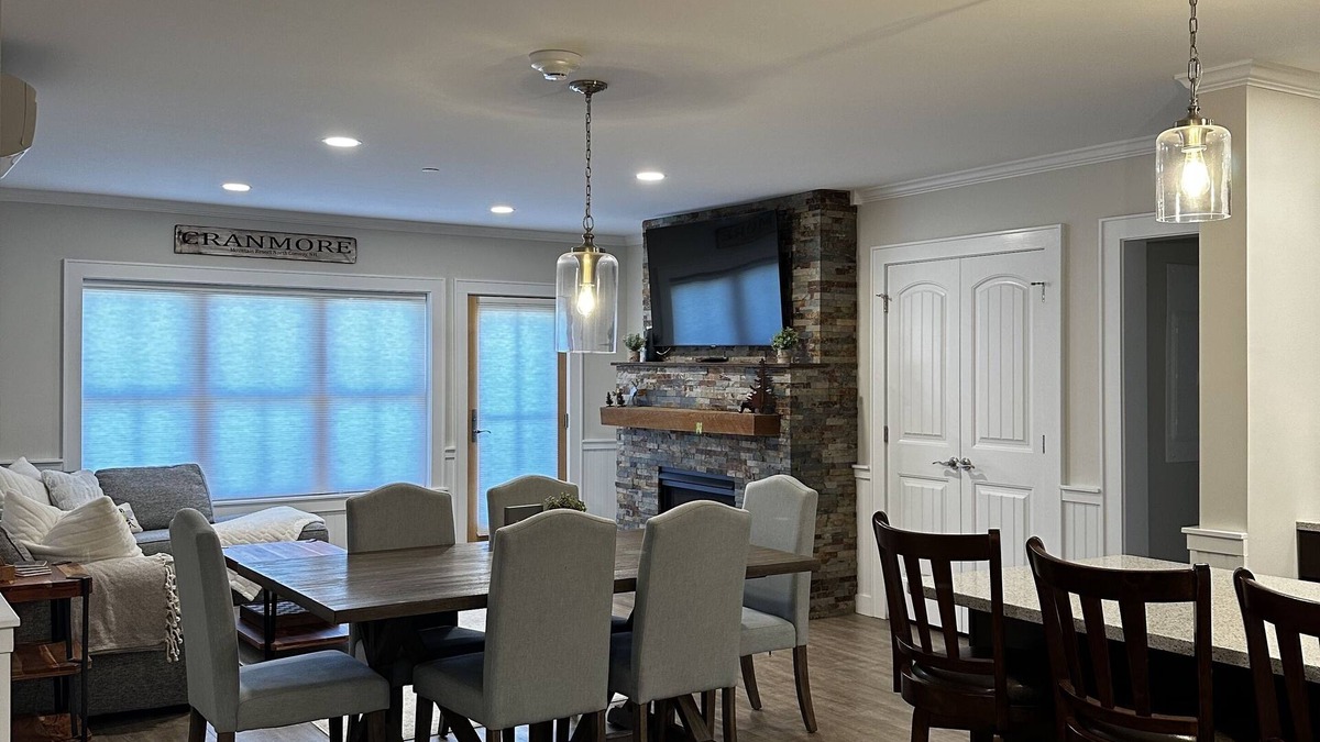 North Conway Condo | Luxury Condo at Cranmore Mountain in North Conway! Heated Pool & Hot Tub!
