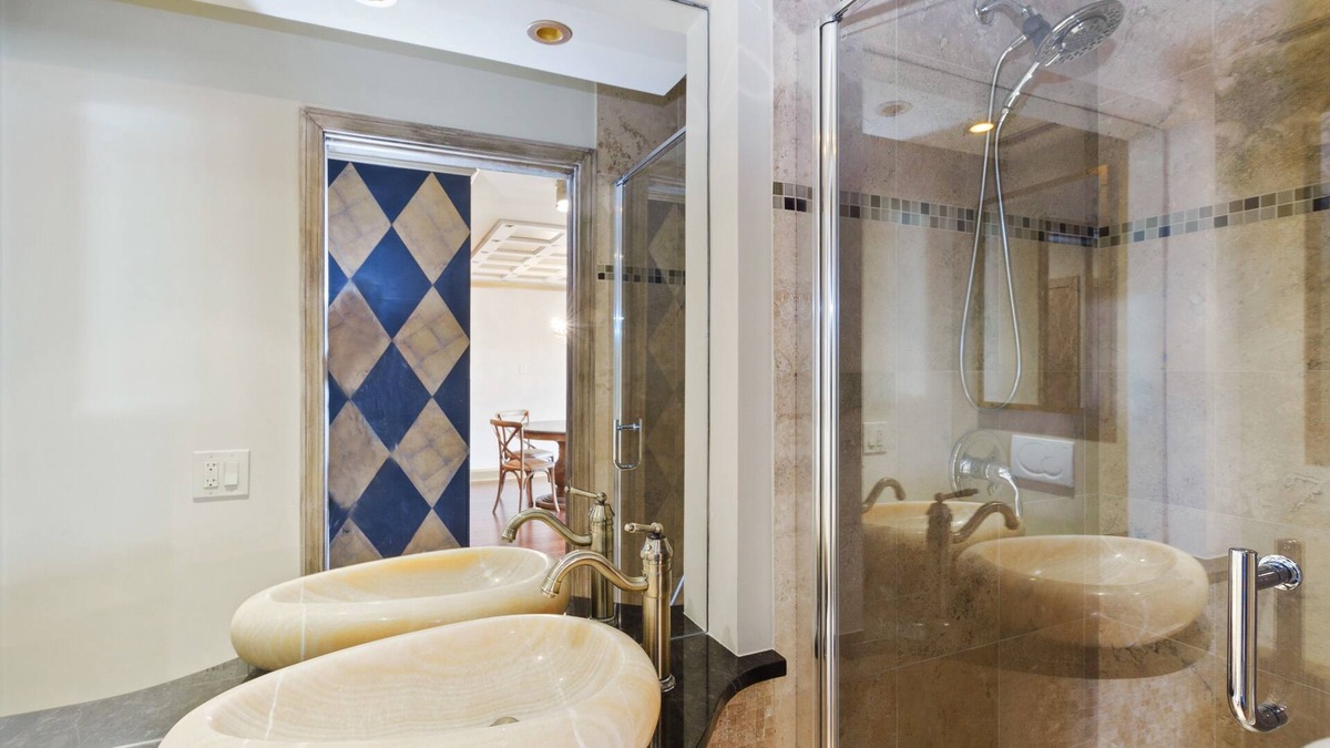 Rush and Division Condo | Luxury condo close to Magnificent Mile