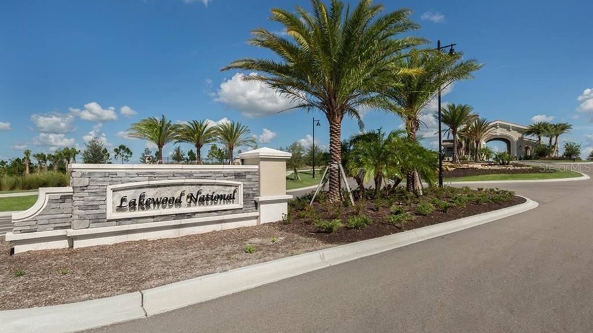 Palmer Ranch Condo | Luxury Condo Hole #1 on Golf Course, 2Bed/2bath - 6 Seater Golf Cart included