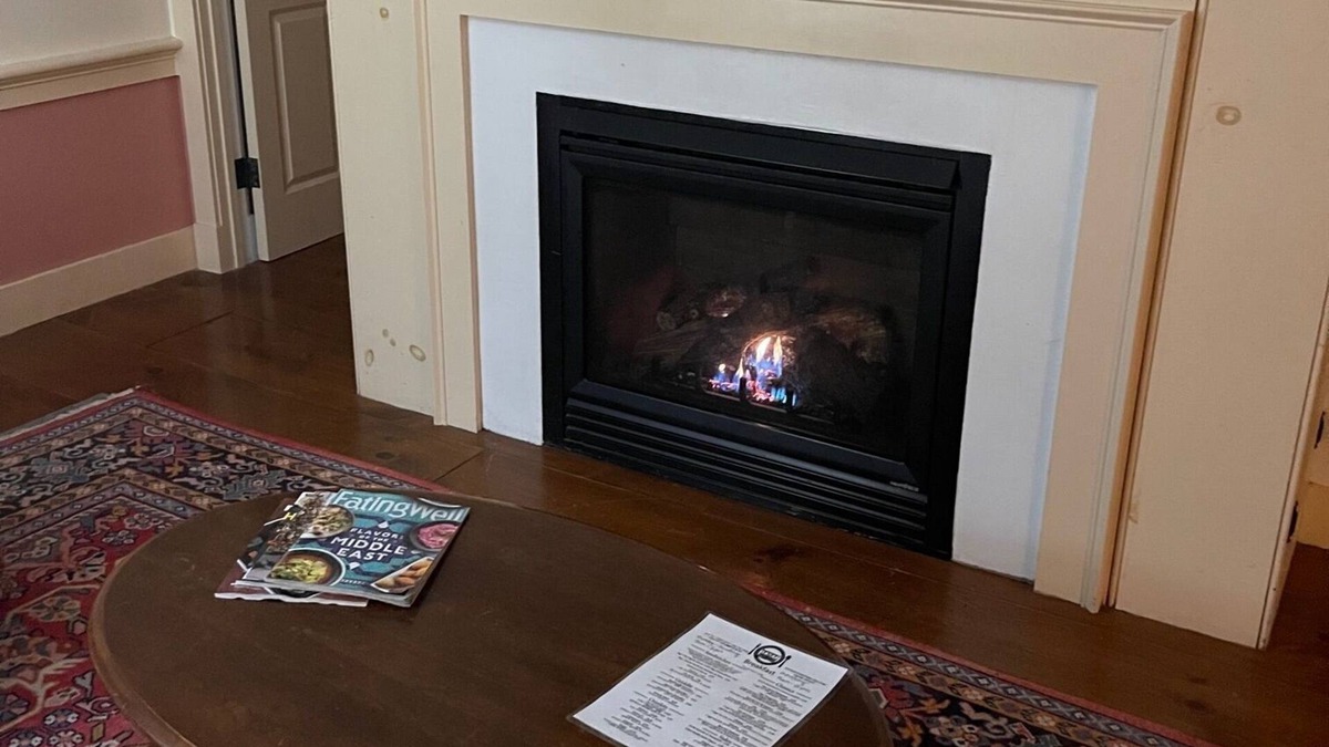 Rochester Apartment | Luxury Condo Sleeps 4-6 between 2 mountains bar & food 1 min walk