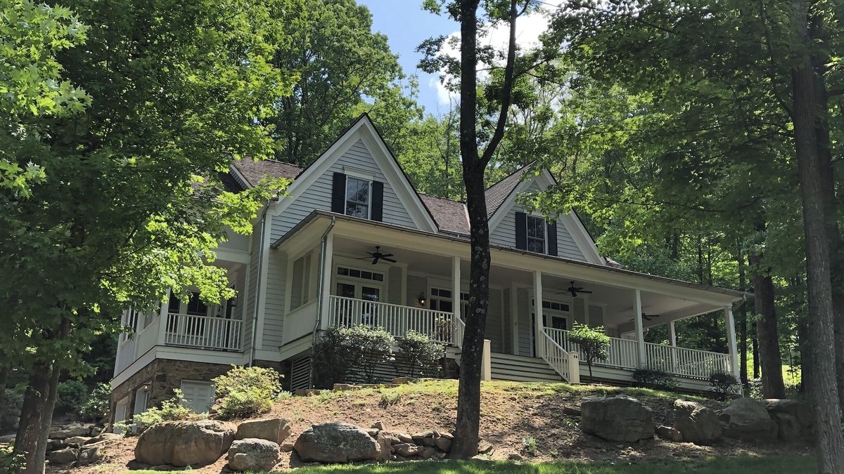 Hot Springs House | Luxury contemporary mountain farmhouse walking distance to The Homestead Resort.