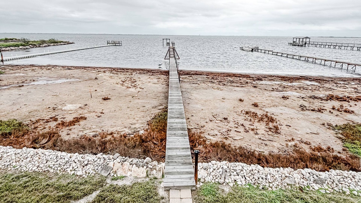 Flour Bluff House | Luxury cottage on the bay/private pier/Flour Bluff/15 min. to the beach!