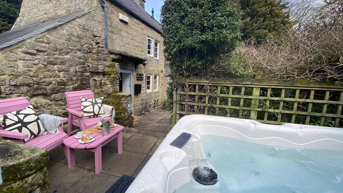 Calver Cottage | Luxury Cottage w/hot tub in the Peak District
