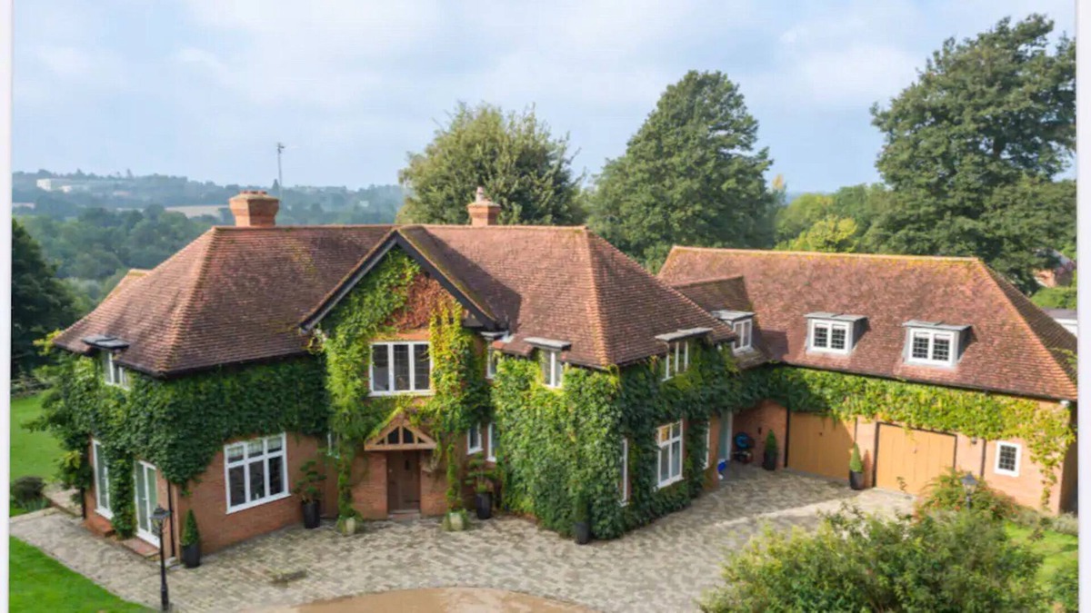 Maidstone House | Luxury country retreat with pool, hot tub and gym close to Maidstone
