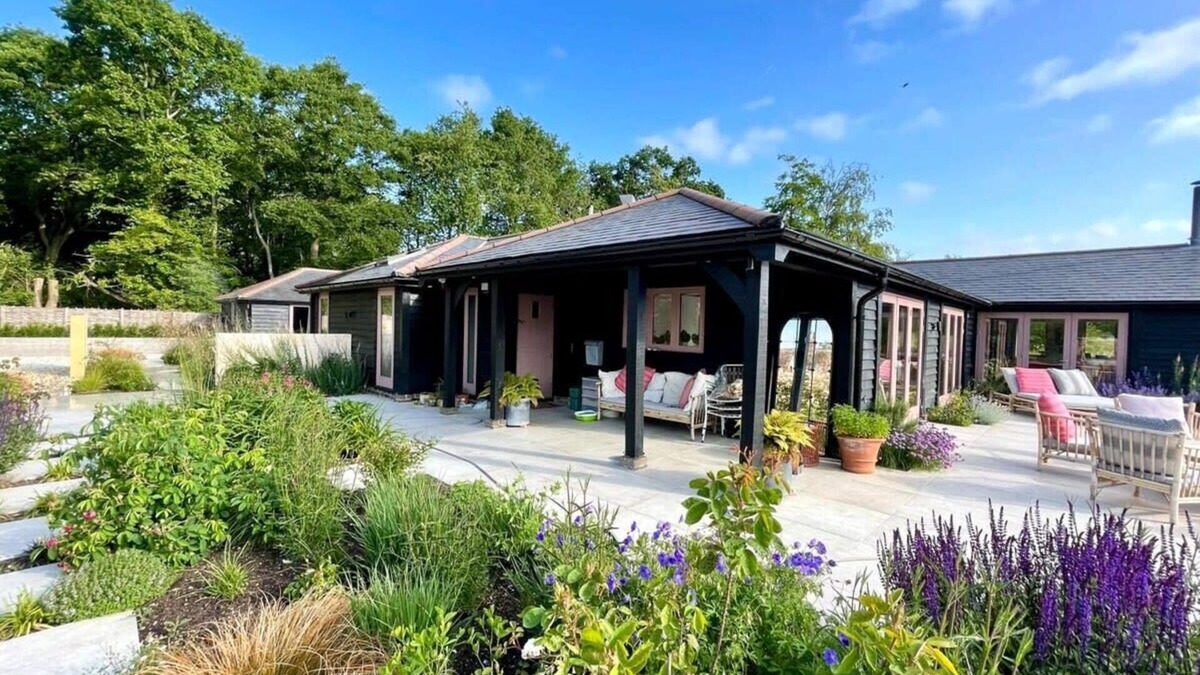 Chichester House | Luxury Countryside Haven for 10