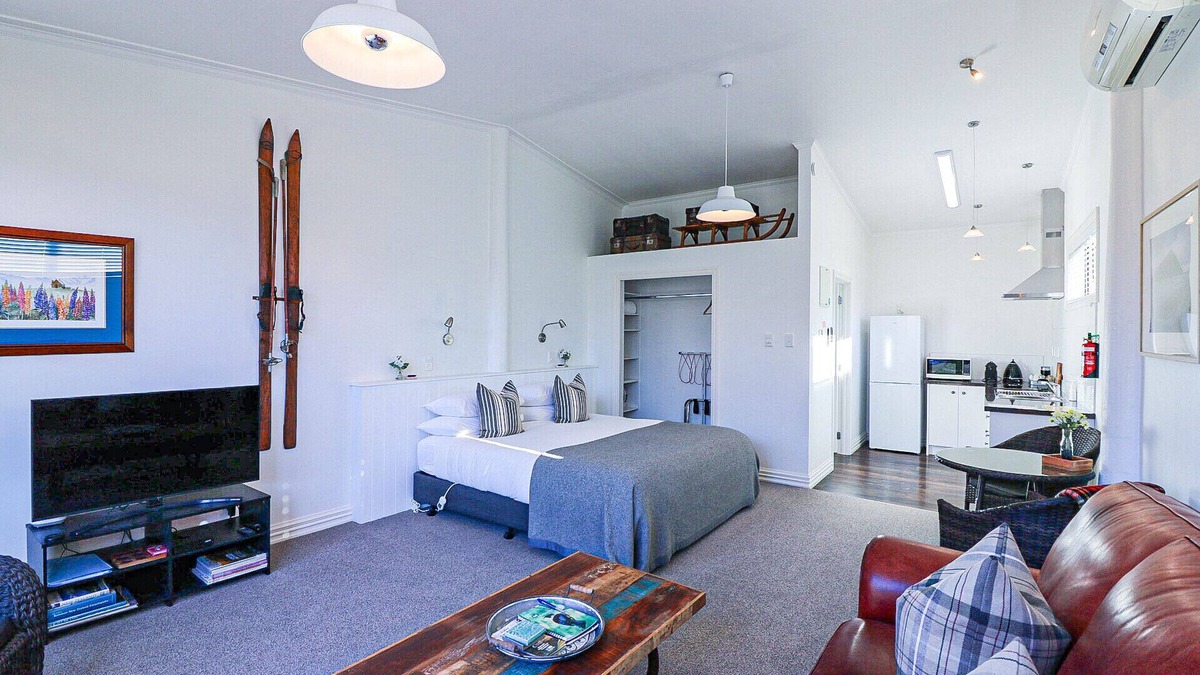 Omarama House | Luxury county guest house with continental breakfast/our own free range eggs