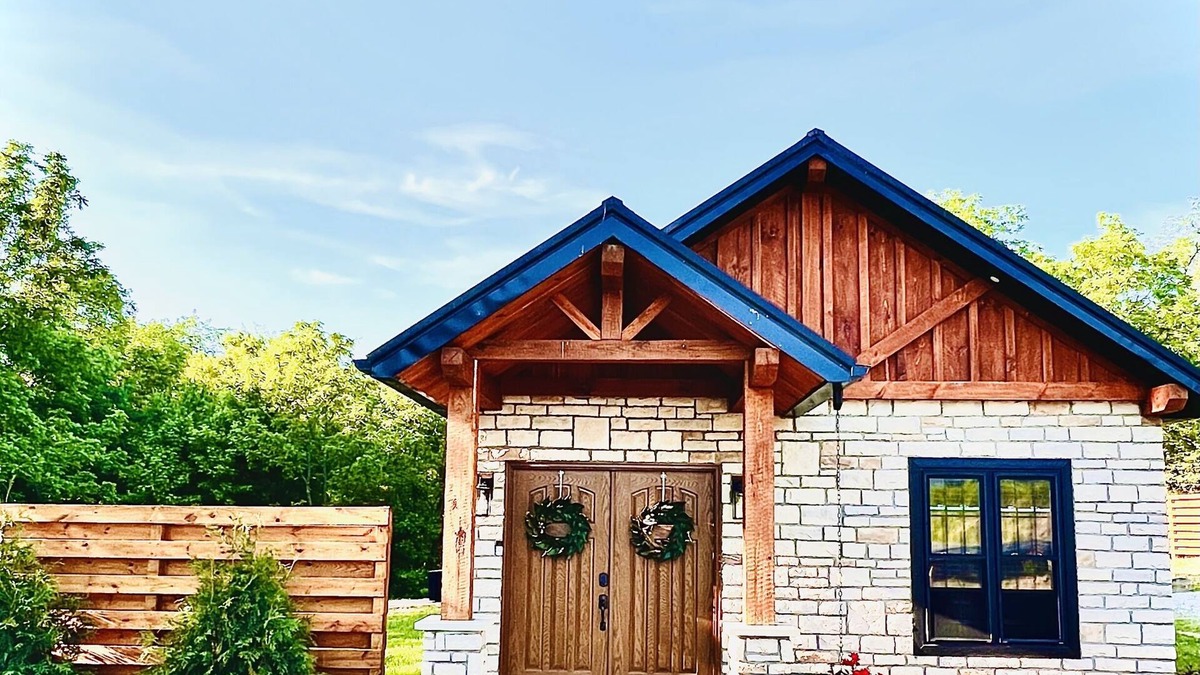 Creola Cabin | LUXURY COUPLES CABIN! Caveside Cabins