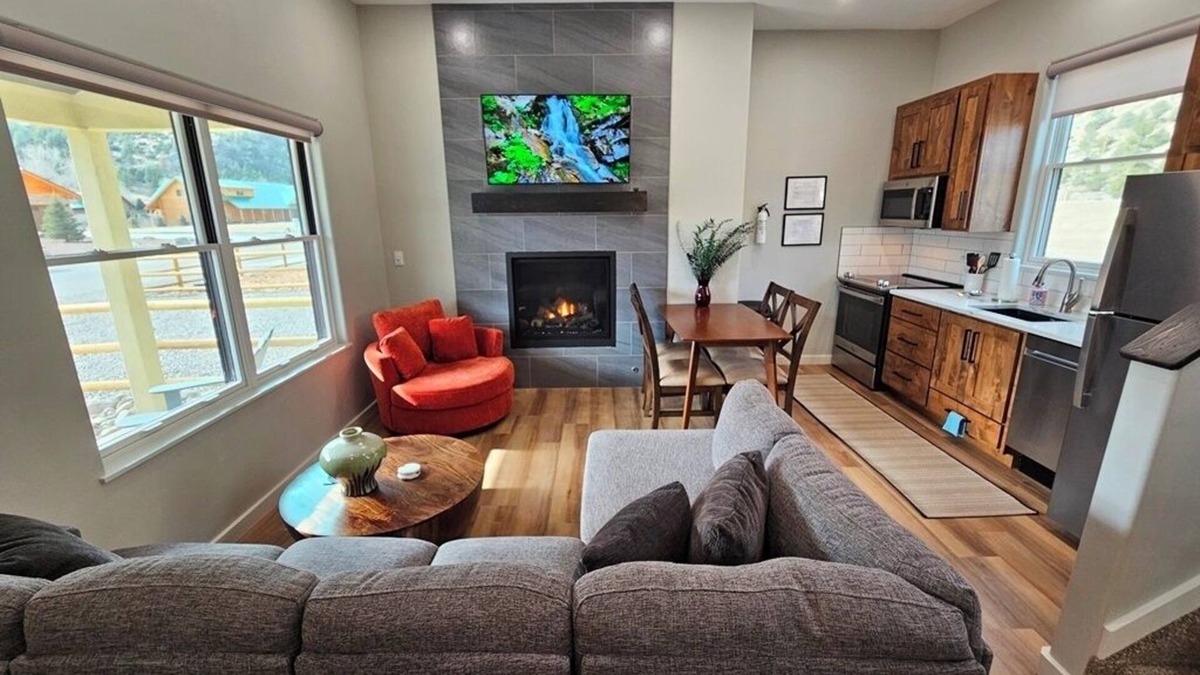 Rio Vista Estates House | Luxury Cozy Mountain Cabin & River Retreat, Outstanding location. AC & WIFI 55A