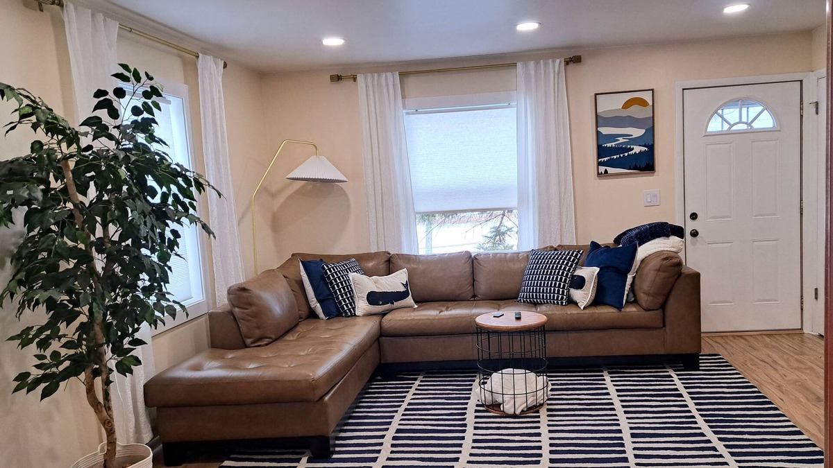 Gurnee House | Luxury Cozy Stay-Near Six Flags, Navy Base