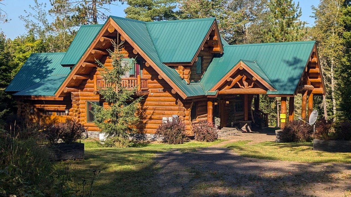 Republic Cabin | Luxury Custom Built Log Cabin with indoor pool and spa on Lake Michigamme