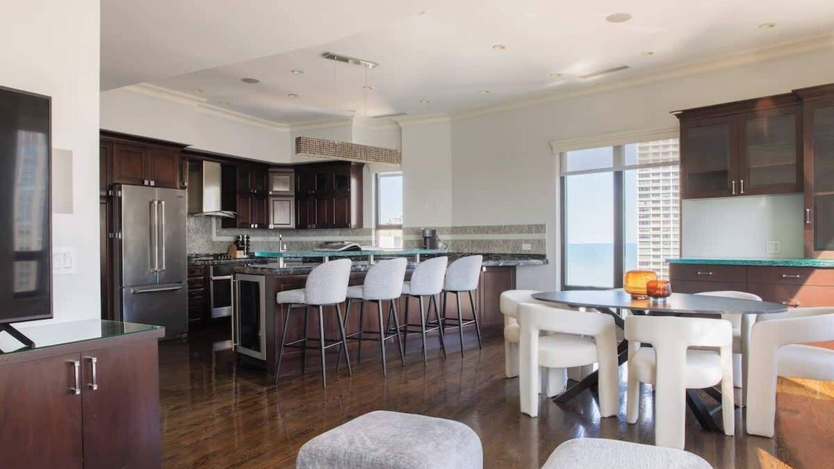Rush and Division Apartment | Luxury Designer Penthouse Combo | NW | Gold Coast
