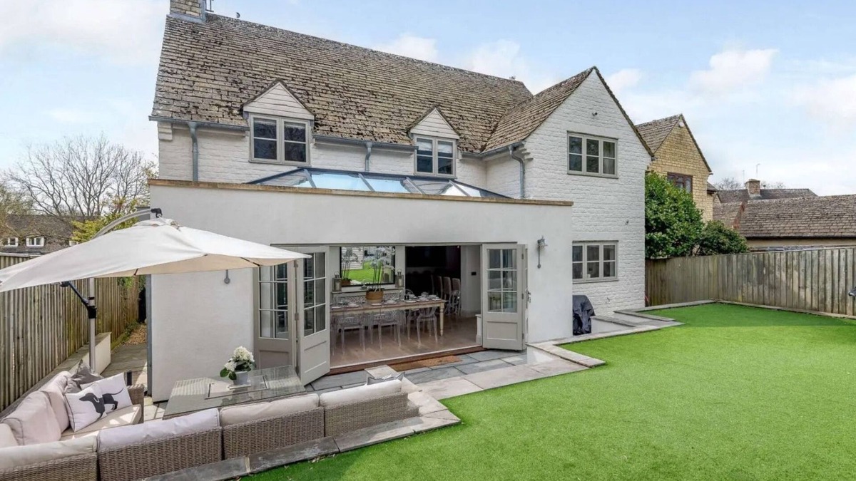 Ewen House | Luxury Detached Cotswold Holiday Home - Honeysuckle House