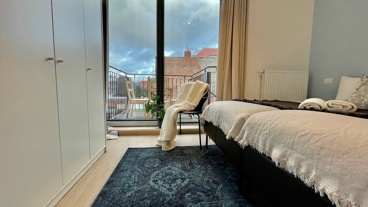Klein-Antwerpen Apartment | Luxury Dlx 1BR Near Fashion District by Oneluxstay