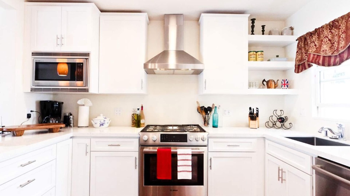 Oak Park House | Luxury Downtown 2bd Spanish with Relaxing Spa