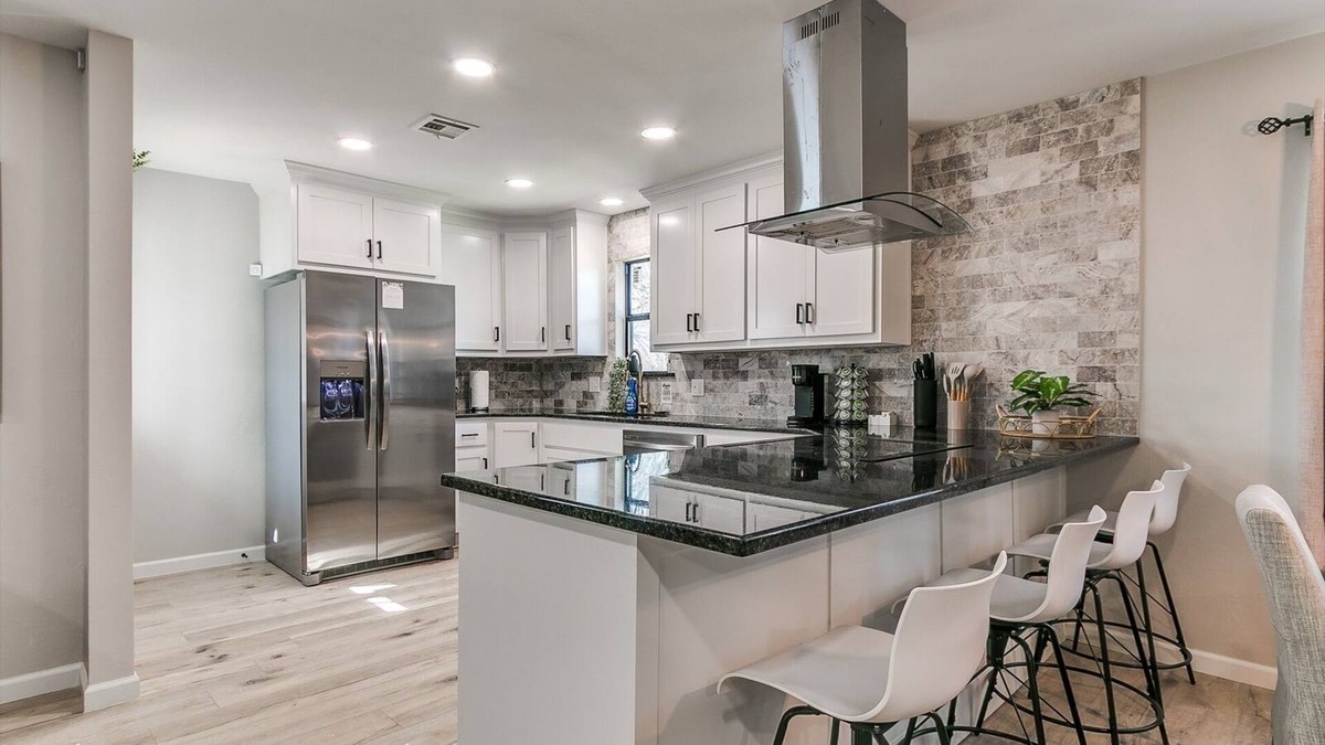 Norman House | Luxury Downtown Retreat - Walk to Main St - Pet-Friendly, New Stylish & Comfy!