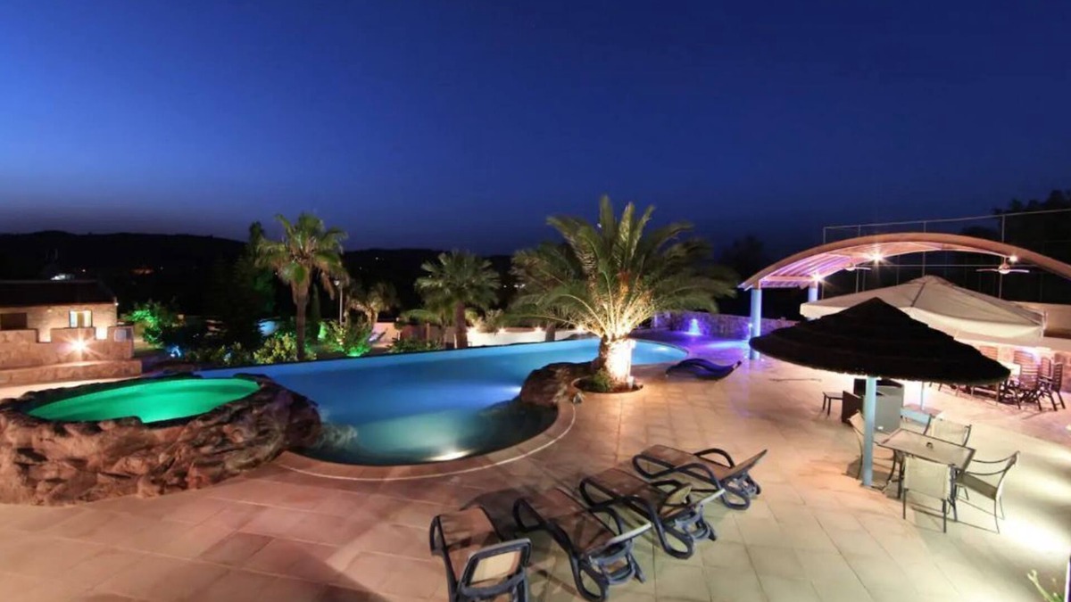 Politiko Villa | Luxury~Dreamy~Private |Rancho Relaxo Sha| Spacious Pool, Tennis Court, Horses.