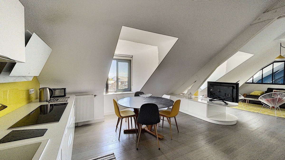 Granville Apartment | Luxury duplex downtown with parking, close to port and beach