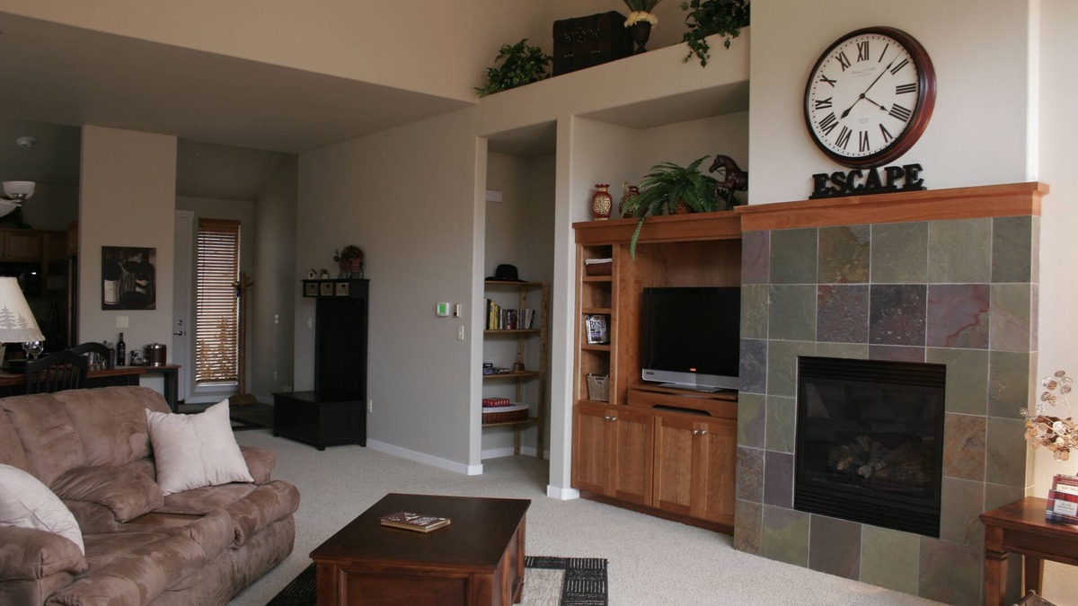 Redmond House | Luxury Eagle Crest Condo- Private Hot Tub, Fireplace, Free WiFi!