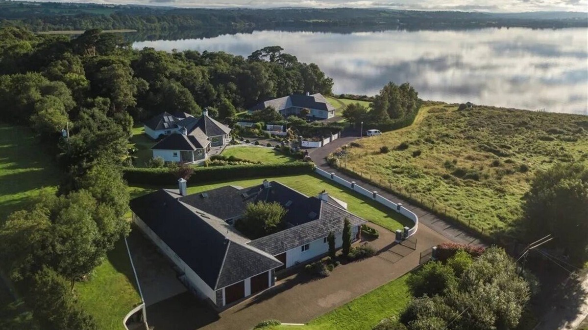 Aghadoe House | Luxury eight Bedroom Home (Sleeps17) with views of Killarney Lakes and Mountains