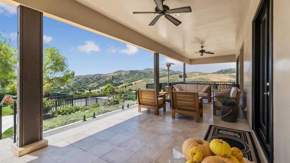 Castaic House | Luxury, Elegance, Views: LA Gem