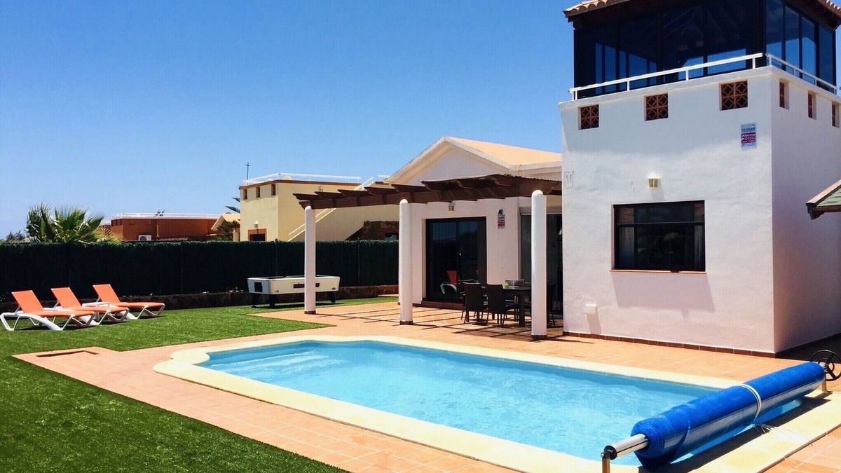 Caleta de Fuste Villa | Luxury villa, sleeps 7. Roof top overlooking golf course. Private pool.