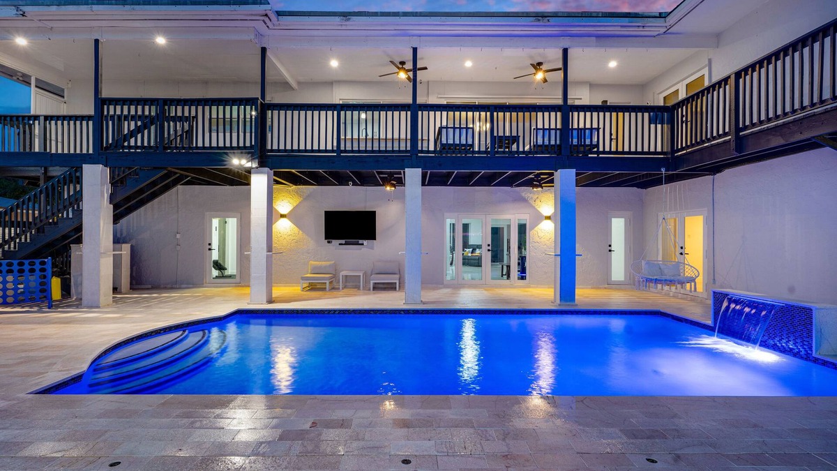 Cutler Bay Villa | Luxury Escape: Pool, Hot Tub, Gym and More! by RedAwning