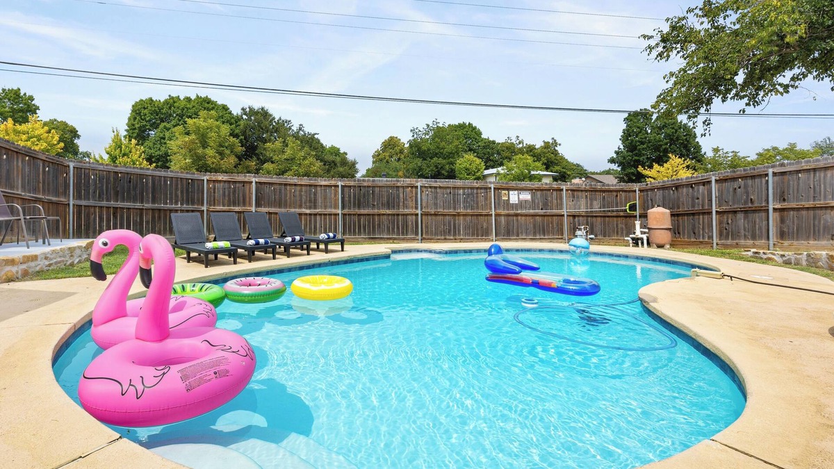 Plano House | Luxury Escape - Pool, Hot Tub, Arcade, Games, BBQ & Outdoor Lounge!