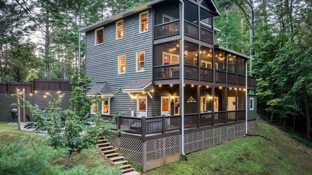 Ellijay Cabin | Luxury Fall Cabin Creekside + Game Room