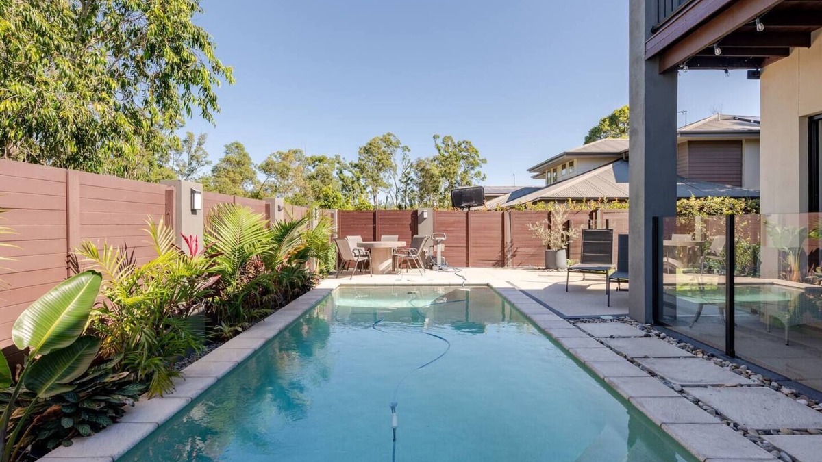 Oxenford House | Luxury family and friends escape - 5 minutes from theme parks, 20 mins to beach