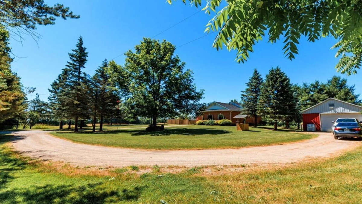 Erin Other | Luxury Farm Stay | Olympic Pool, Hot Tub & 3-Bed Guest Suite