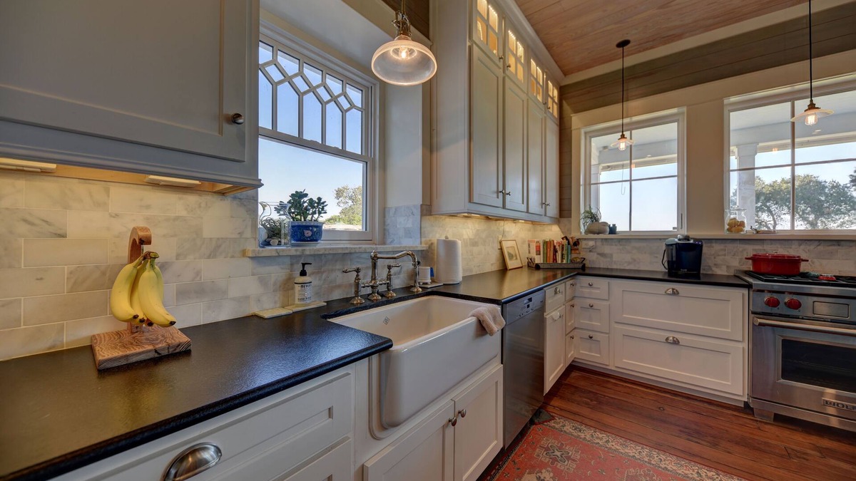 Burton House | Luxury Farmhouse: Outdoor Hot Tub, 10 Mins to Round Top