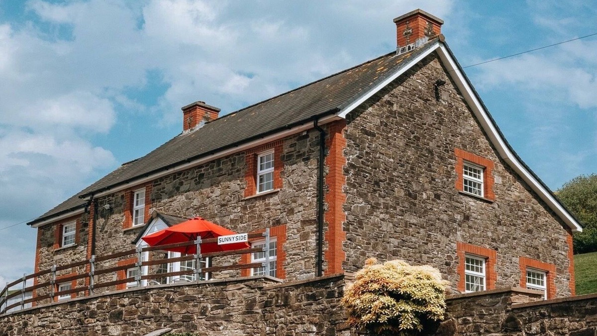 Brecon House | Luxury farmhouse Sleeps 8 hottub Brecon Beacons