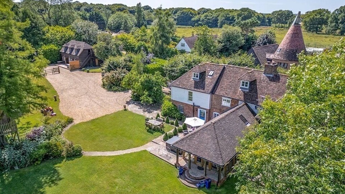 Stuppington House | Luxury Farmhouse with Hot Tub, pool (seasonal), tennis, bar and kids play area.