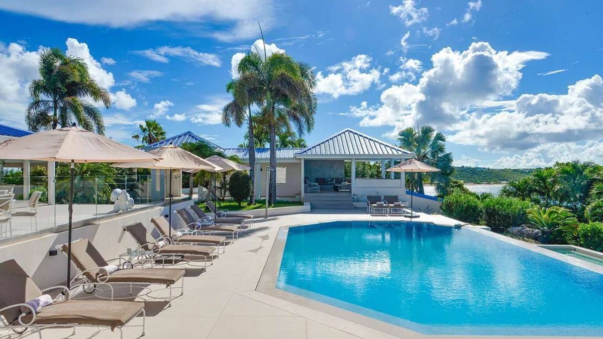 Nettle Bay Villa | Luxury Five bedroom estate with heated pool and gym