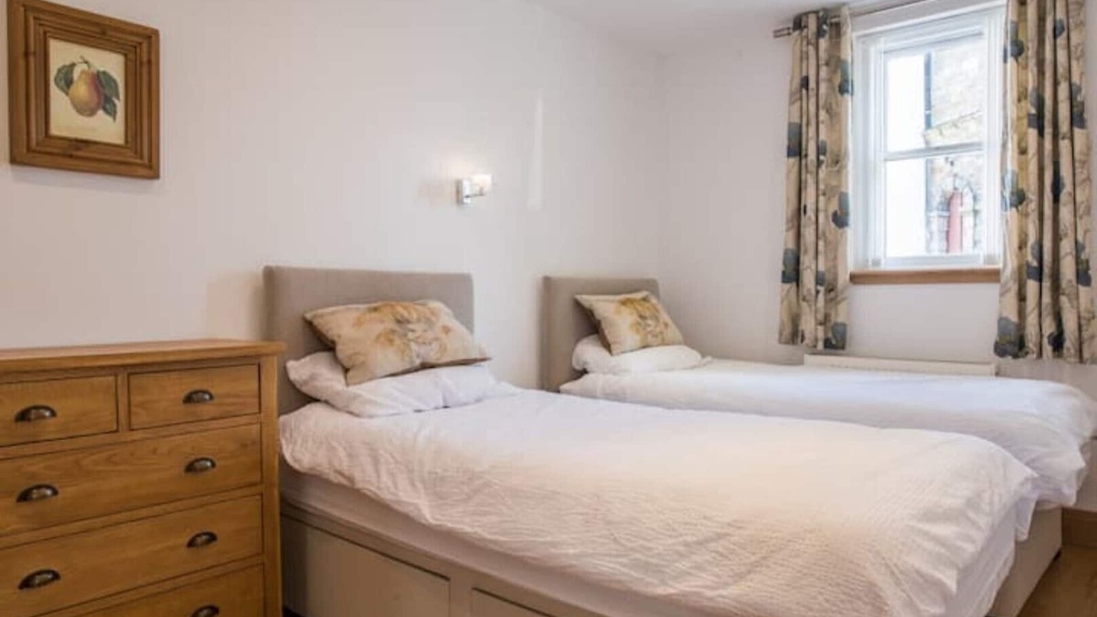 Inverkeithing Apartment | Luxury flat, 20 minutes by train to Edinburgh