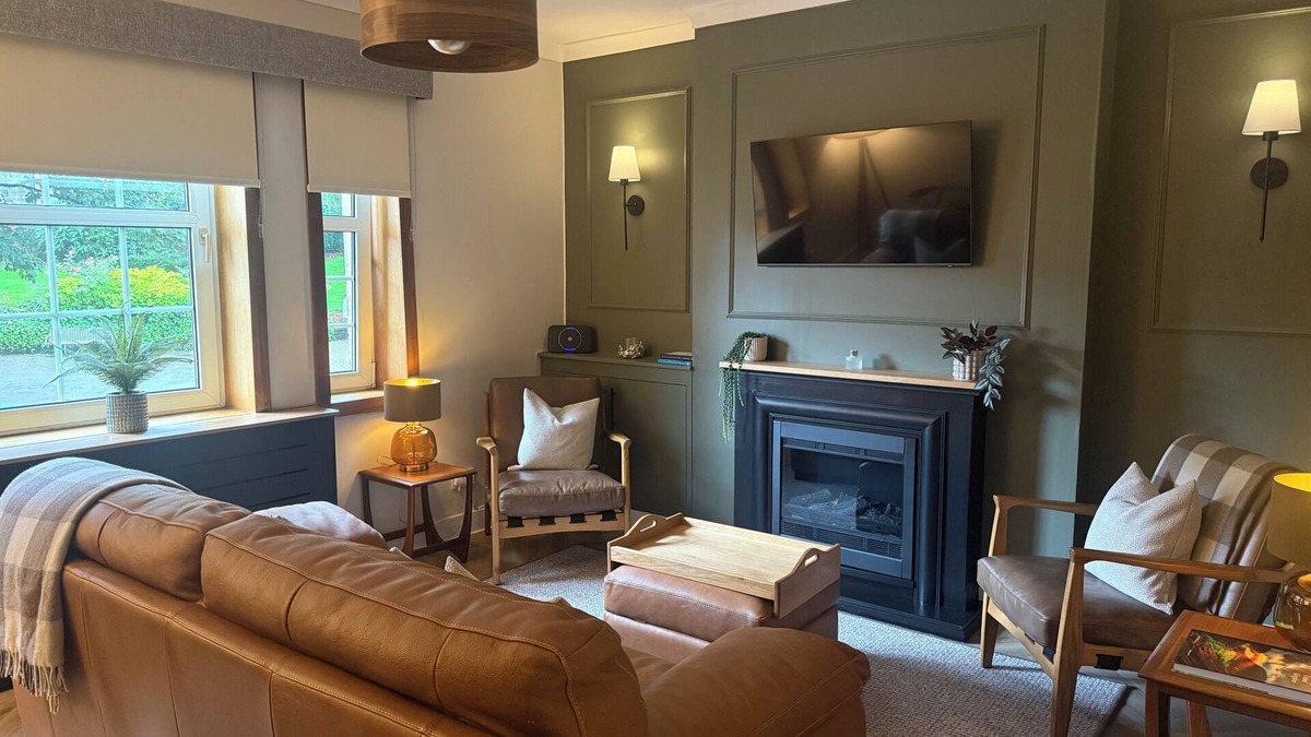 Dalavich Apartment | Luxury Flat - Baker St-StirlingnKick back and relax in this calm, restful space.