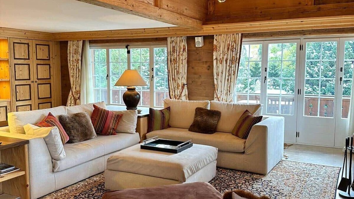 Zweisimmen Nr Gstaad Apartment | Luxury Flat Close to Park Hotel in Gstaad