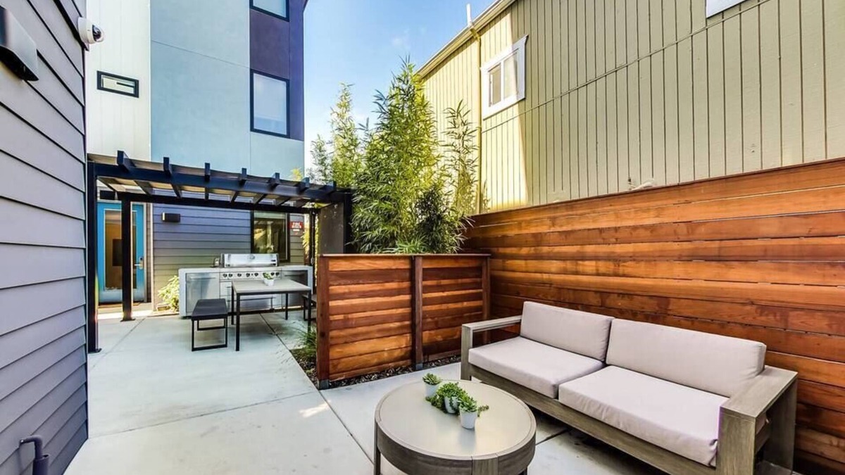 Hoover - Foster Apartment | Luxury Furnished Studio Suite close to Downtown