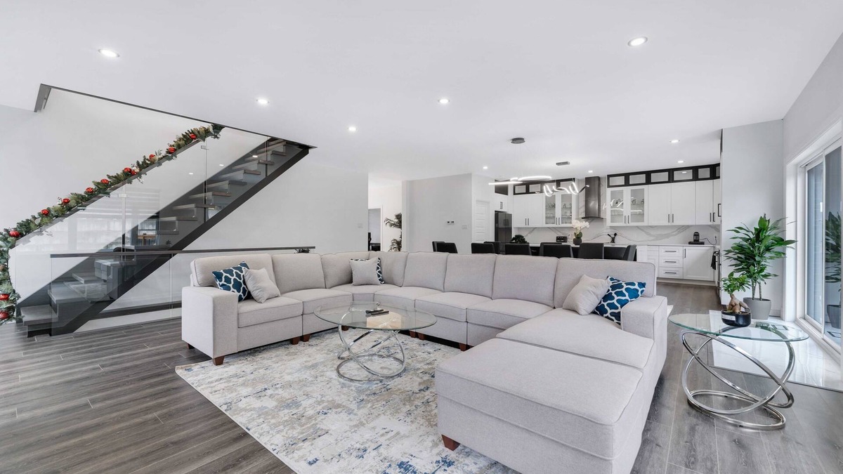 Downtown Gatineau House | Luxury Gatineau Home 11km to DT Ottawa: Hot Tub, BBQ & Fire Pit
