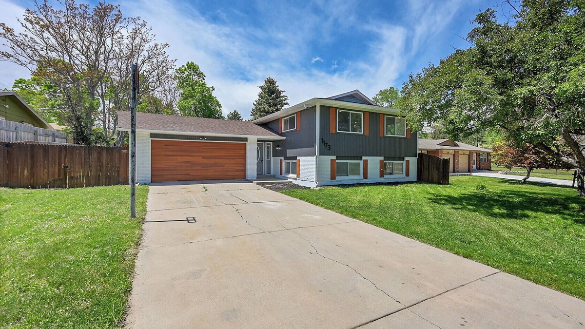 Applewood West House | Luxury Golden Retreat w Spa + Game Room w video games and pool table, Sleeps 15