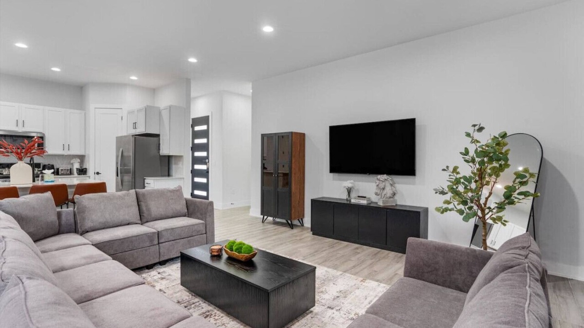 University Hills and Windsor Park House | Luxury Group Retreat w/2 Kitchens, Backyard, Balcony + 5-Car Parking