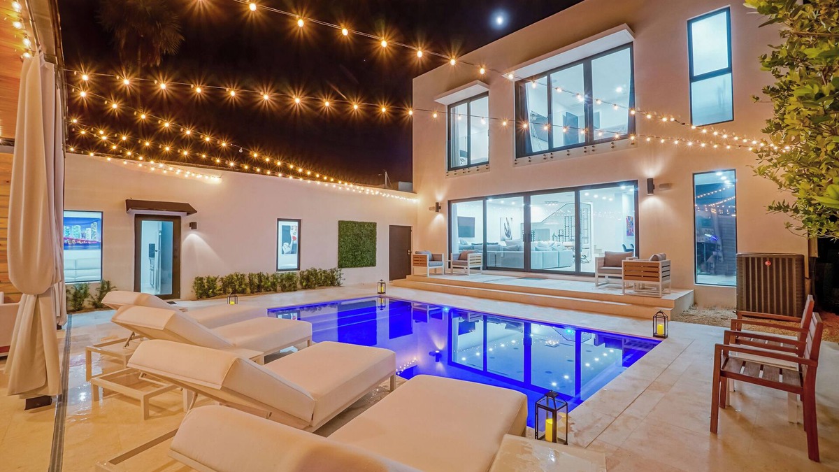 Buena Vista Villa | Luxury Heated Pool + BBQ + 15 Min To Beach