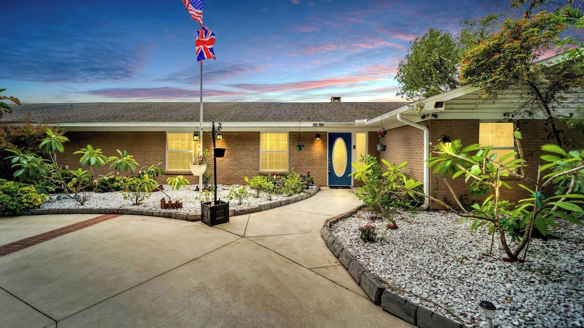 Seffner Community Alliance House | Luxury Hideaway - Lakefront - Pool & Games